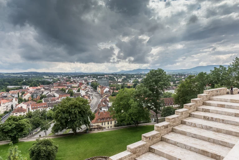 Aussicht vom Weinberg auf die Südstadt in Kassel mit Treppe und dunklen Wolken