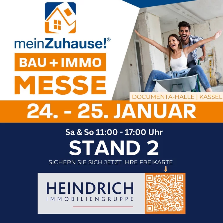 Ein geschmückter Tannenbaum vor einer Hausfront