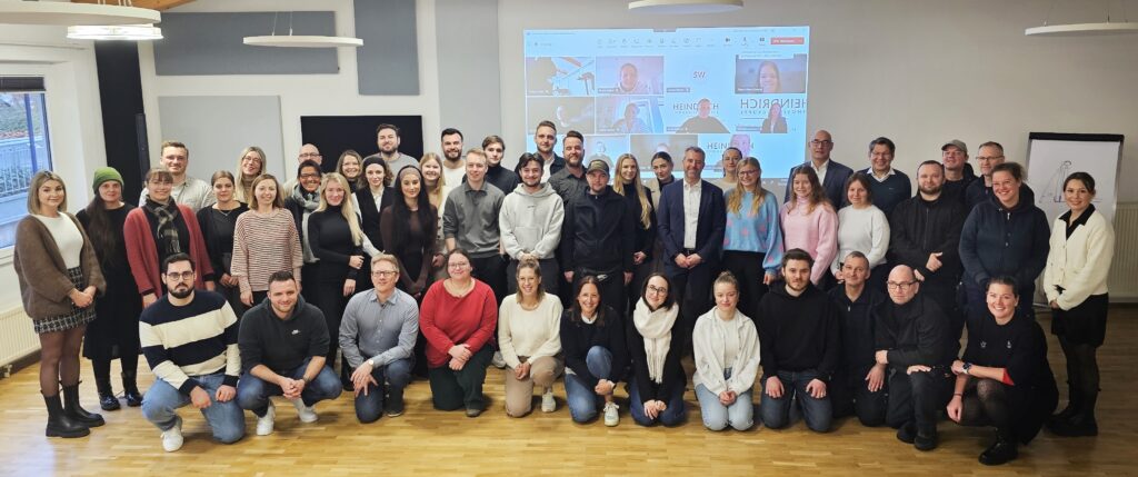 Gruppenfoto aller Mitarbeitenden der Heindrich Immobiliengruppe